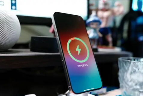 高场办事处苹果15换屏服务分享用什么充电器给iPhone15充电更好 
